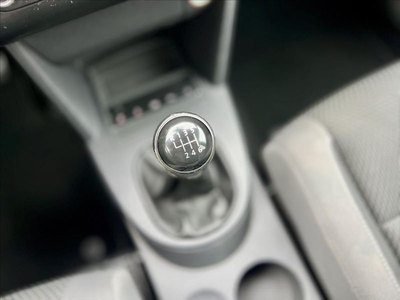 Volkswagen Touran 1,6 TDi  NAVI / kamera / ALU - fotka 37 z 44