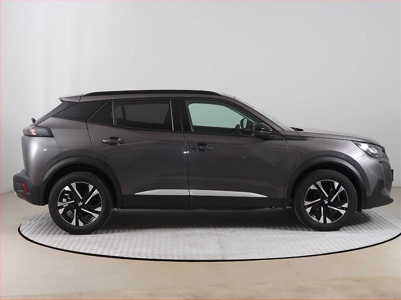 Peugeot 2008 (2022) Allure 1.2 PureTech, Automat - fotka 6 z 17