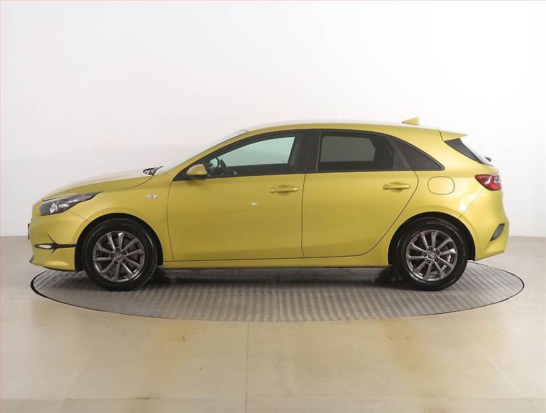 Kia Ceed (2022) Silver 1.5 T-GDI, Serv.kniha - fotka 3 z 17