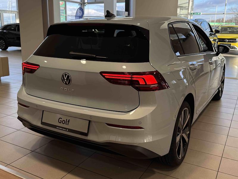 Volkswagen Golf 1,5 TSI  PEOPLE  110 kW - fotka 2 z 6