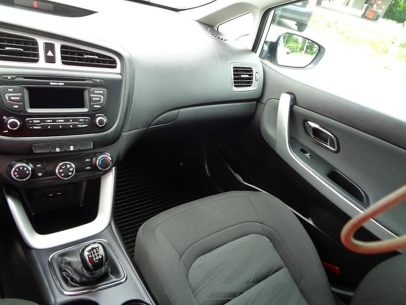 Kia Ceed (2015) 1.4  CVVT,KOUPENO ČR,1.MAJITEL - fotka 10 z 12