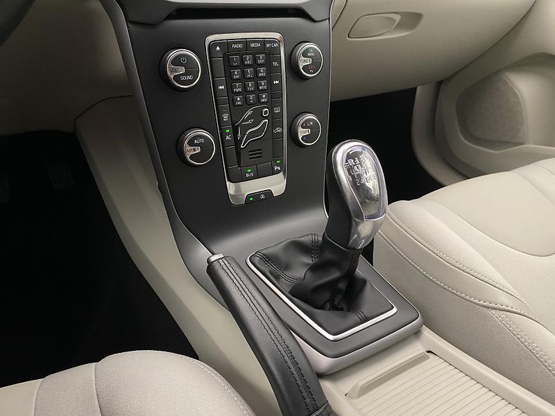 Volvo V40 D2 MOMENTUM CZ 1.maj. - fotka 30 z 44