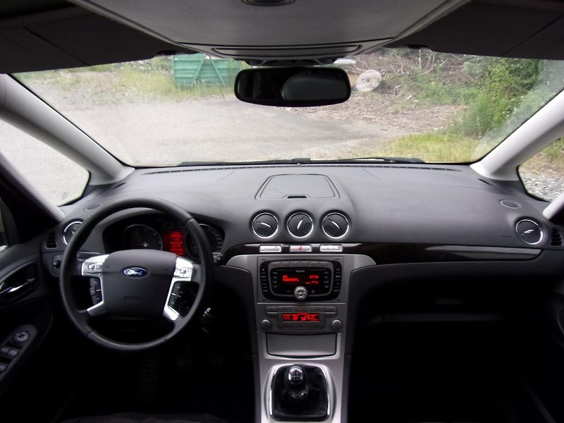 Ford Galaxy (2007) 2.0TDCi 103kW GHIA 7MÍST PANOR - fotka 9 z 25