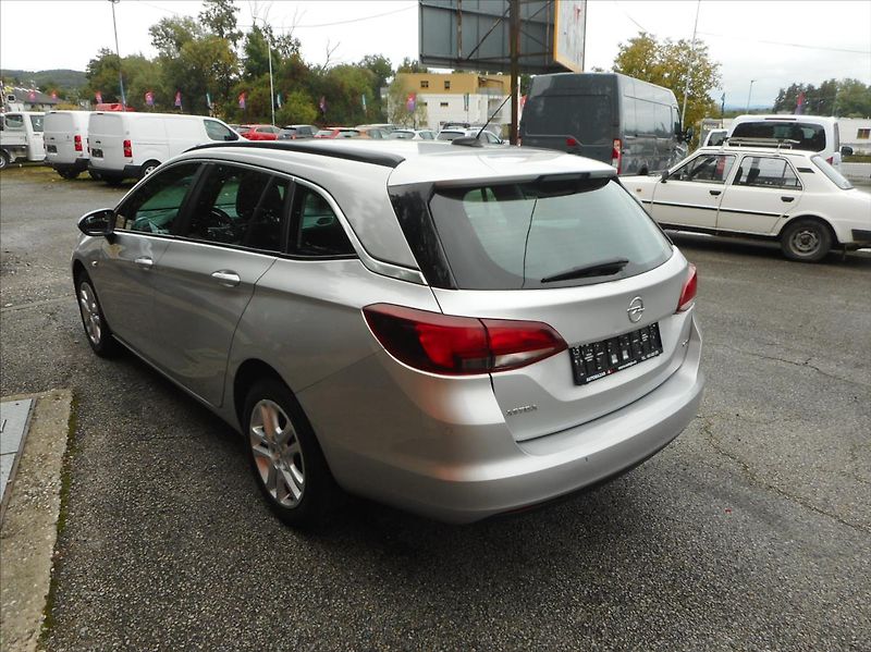 Opel Astra 1,6 CDTi SPORT TOURER - fotka 7 z 28