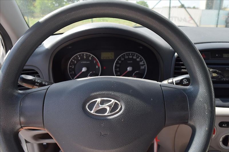 Hyundai Accent 1,4 i 71KW NOVÁ STK KLIMA - fotka 35 z 39