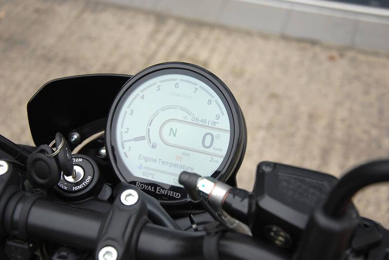 Royal Enfield (2026) Guerrilla 450 Apex Black - fotka 19 z 25