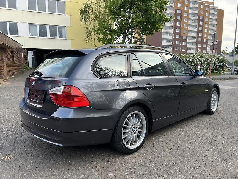 BMW Řada 3 320i  - fotka 3 z 51