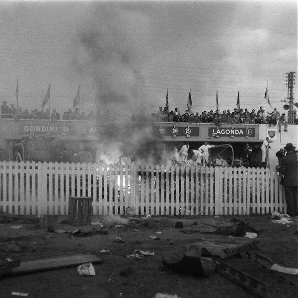 Le Mans 11. června 1955, okamžiky po katastrofě. Po nehodě závod i přes chaos pokračoval, protože funkcionáři se obávali, že hromadný odchod diváků by zablokoval cesty a na místo by se nedostali záchranáři.