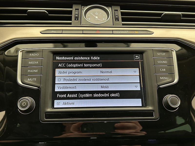 Volkswagen Passat Variant 2,0 TDI Highline - fotka 9 z 27