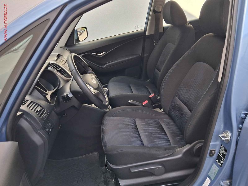 Hyundai ix20 (2012) 1.6i, 1.maj,ČR, AC. STK6/28 - fotka 9 z 17