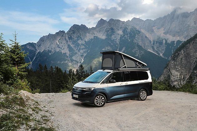 Dodávka s vestavbou získá prostor navíc pomocí výklopného střešního stanu., zdroj: foto: Volkswagen