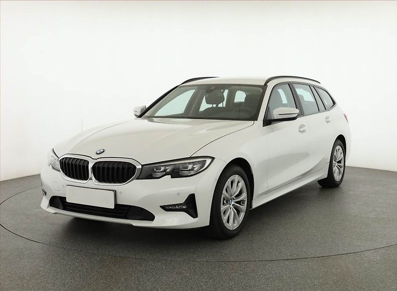 BMW Řada 3 (2021) 320 d xDrive - fotka 2 z 20