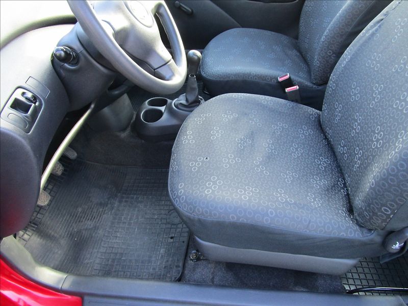 Toyota Yaris 1.0VVT-i Terra KLIMA - fotka 12 z 35