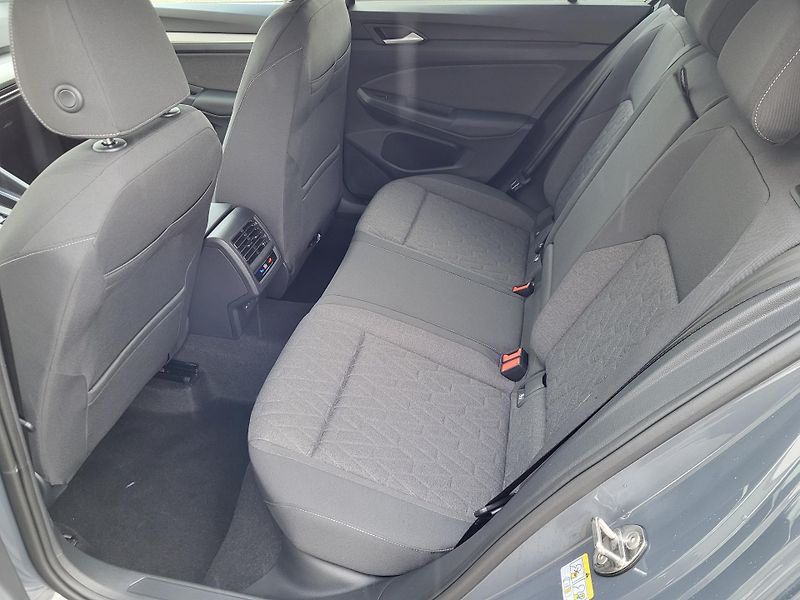 Volkswagen Golf (2026) People 1,5 eTSI 85kW 7DSG mHEV - fotka 8 z 22