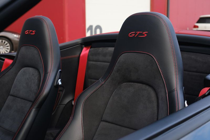 Porsche 911 Carrera 4 GTS Lift 331kWCabrio - fotka 30 z 52