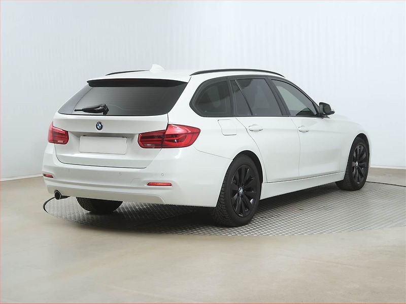 BMW Řada 3 (2017) 318 d, Automat, Navi, Tempomat - fotka 5 z 18