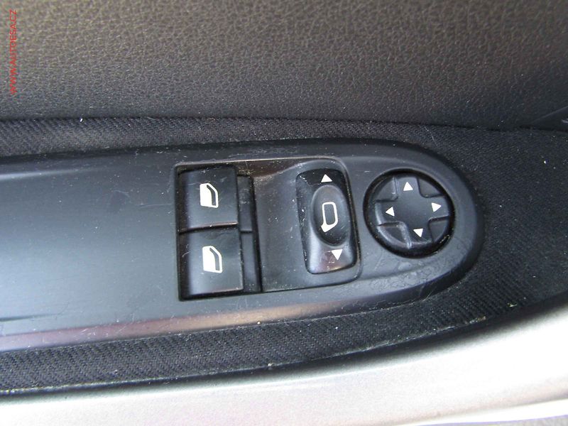 Peugeot 308 (2009) 1.6 HDi, AC, výhřev sed - fotka 13 z 15