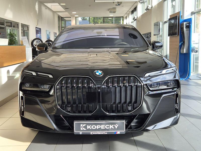 BMW Řada 7 740d xDrive - fotka 2 z 39