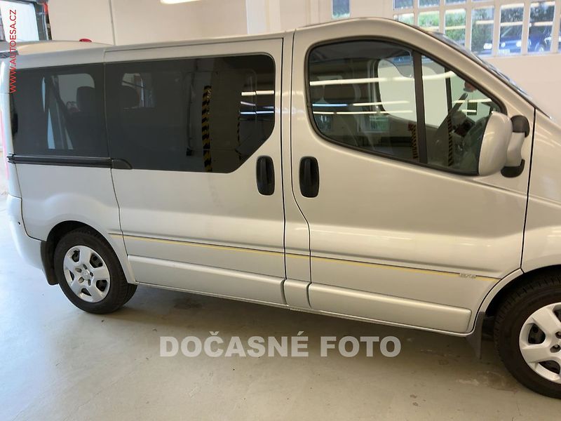 Opel Vivaro (2009) 2.5CDTi WESTFALIA, Cosmo - fotka 5 z 13