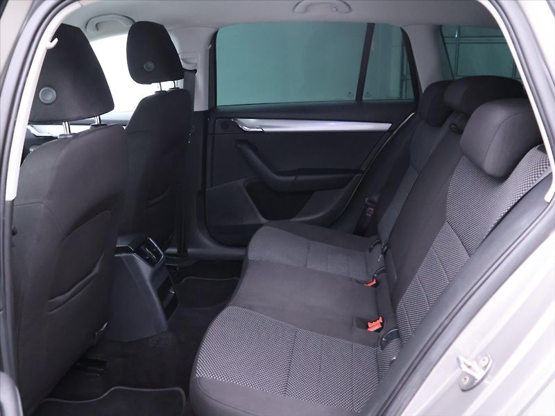 Škoda Octavia 1,6 TDI 4x4 77kW Ambition - fotka 15 z 33