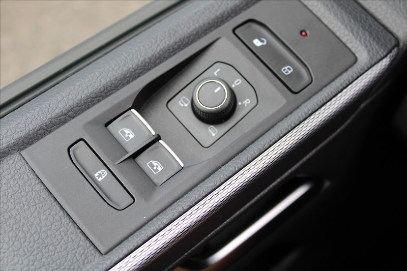 Volkswagen Multivan 2,0 TDI  1MAJ,7MÍST,AT,4x4,DPH - fotka 27 z 40