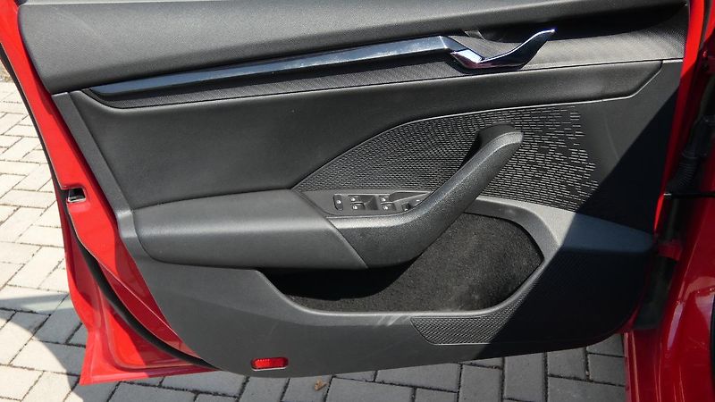 Škoda Octavia Combi 2,0 TDI Ambition - fotka 8 z 23