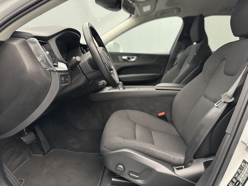 Volvo XC60 B4 AWD MOMENTUM PRO AUT CZ - fotka 3 z 37