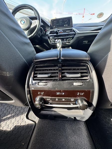 BMW Řada 5 M550i xDrive nez.topení  - fotka 31 z 34