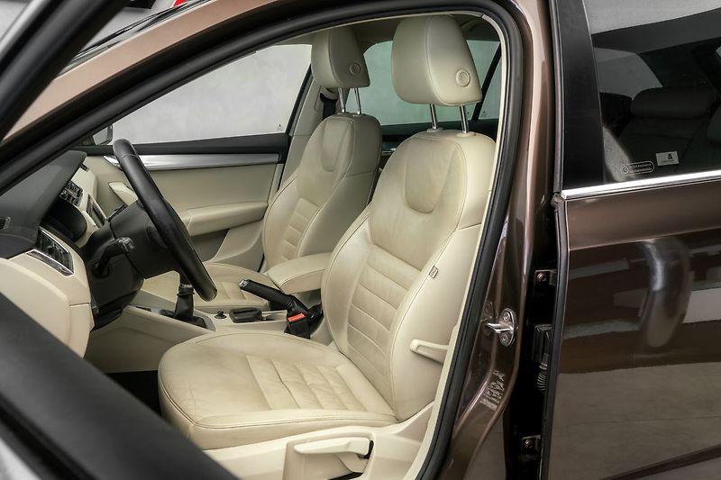 Škoda Octavia Combi 2,0TDI 4x4 Navi kůže - fotka 12 z 19
