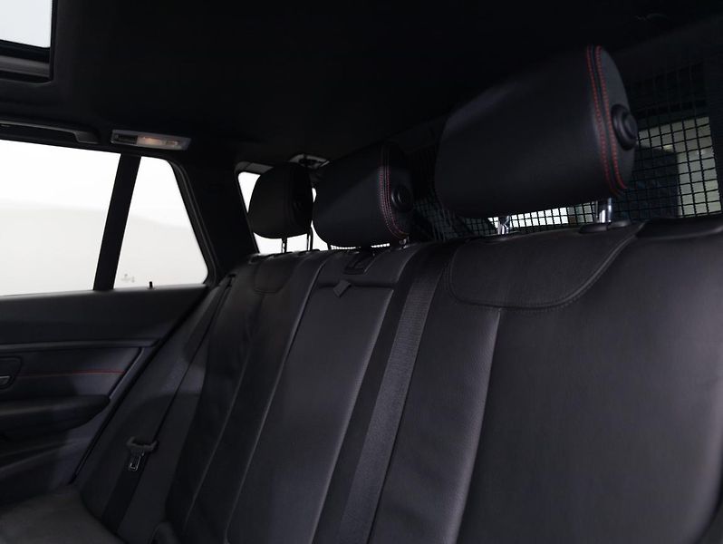 BMW Řada 3 330d xDrive Touring - fotka 22 z 22