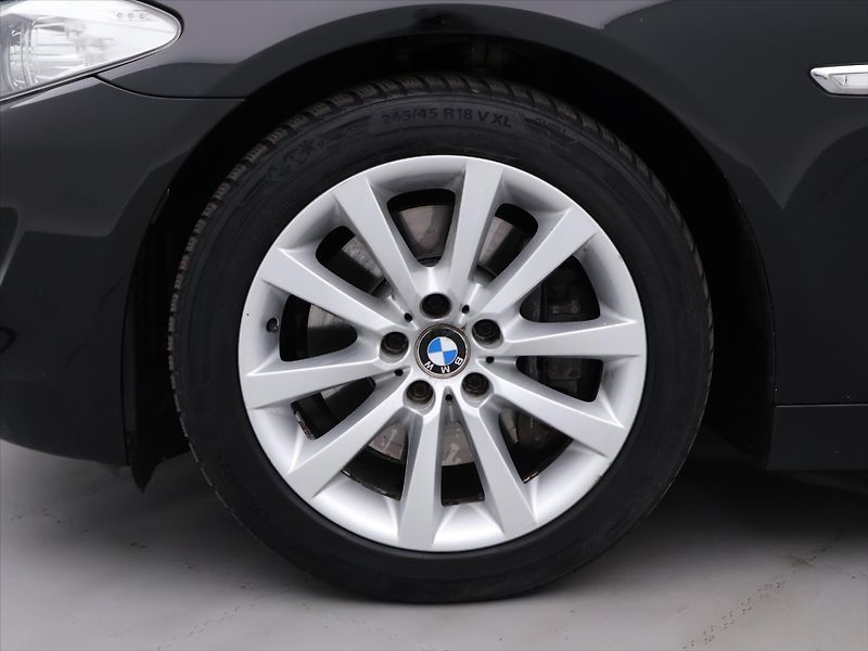 BMW Řada 5 3,0 530d x Drive Tažné Klima - fotka 31 z 38