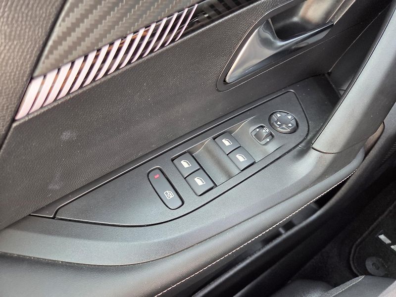 Peugeot 2008 (2024) ALLURE elektromotor 100kW/136 - fotka 24 z 29