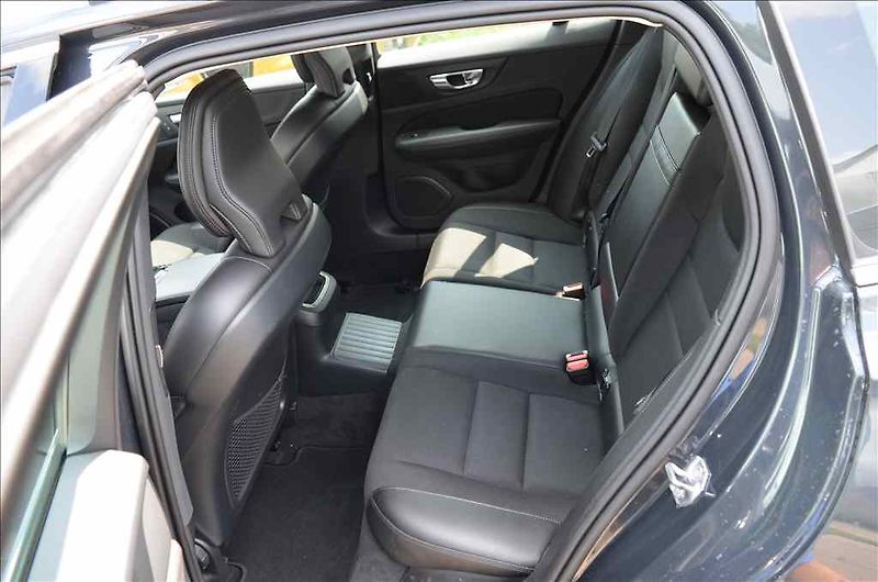 Volvo V60 (2020) 2,0 T6 TWIN ENGINE AWD - fotka 19 z 22