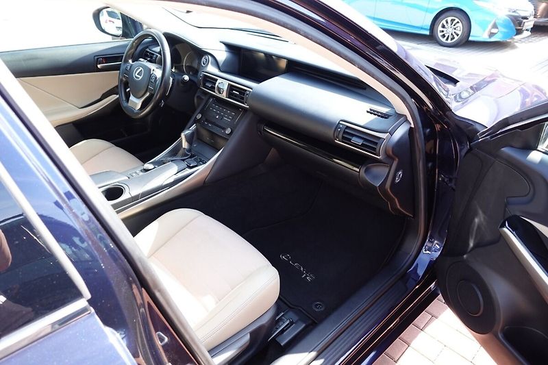 Lexus IS 300h Executive Navi - fotka 12 z 34