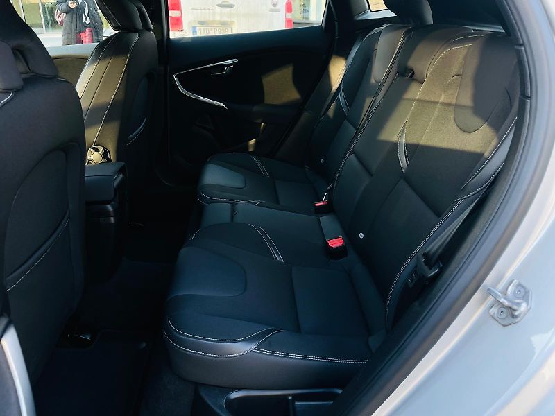 Volvo V40 2.0i MANUÁL KAMERA SERVISKA - fotka 33 z 45