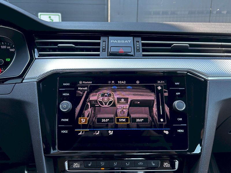Volkswagen Passat (2024) 2.0 TDI BMT 140kW DSG R-Line - fotka 20 z 35