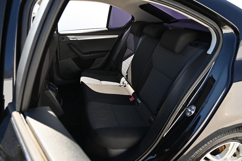 Škoda Octavia 1.6TDI 77KW Ambition rezervace - fotka 32 z 49