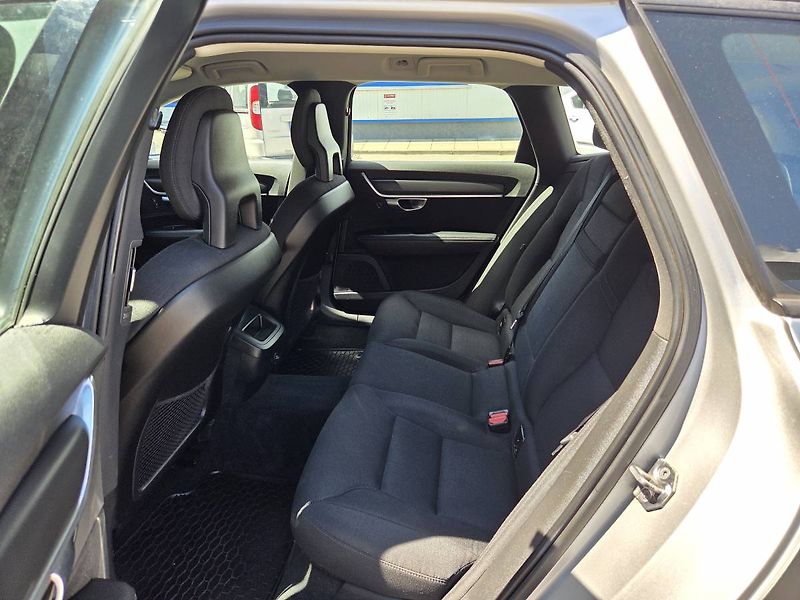 Volvo V90 (2018) D4 2.0 140kW - fotka 33 z 43