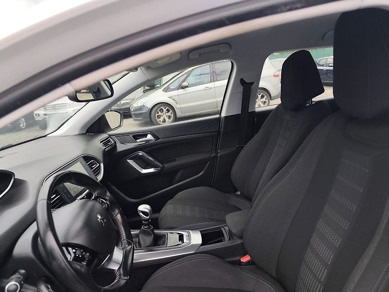 Peugeot 308 (2015) - fotka 20 z 40