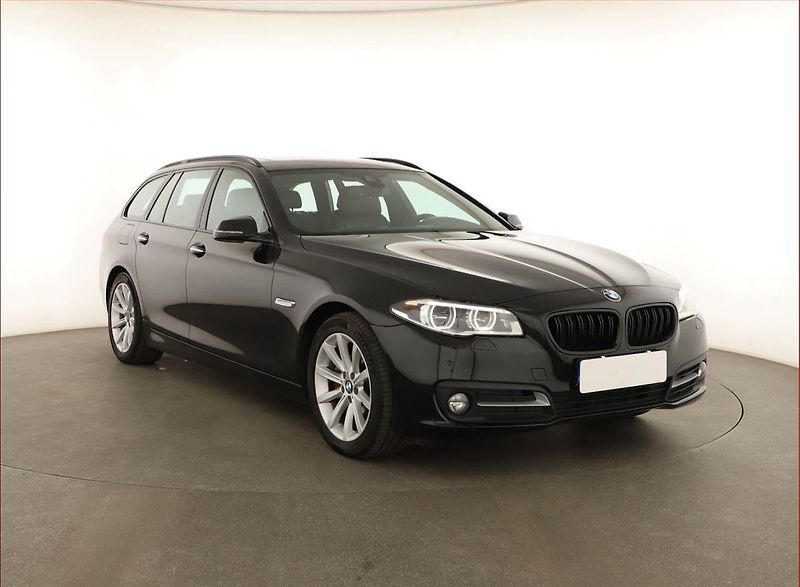 BMW Řada 5 (2015) Individual 530d xDrive, 4X4 - fotka 1 z 21