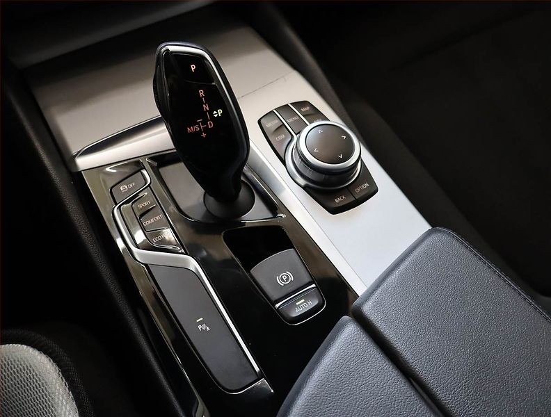 BMW Řada 5 (2018) Luxury Line 520d xDrive, 4X4 - fotka 13 z 25
