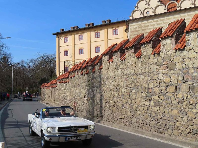 Michal a Jonáš Pavlíčkovi na startu. Rallye Spring Classic startovalo v sobotu 12. dubna dopoledne z jihočeského Tábora. Na trasu 231 kilometrů vyrazilo 100 posádek.