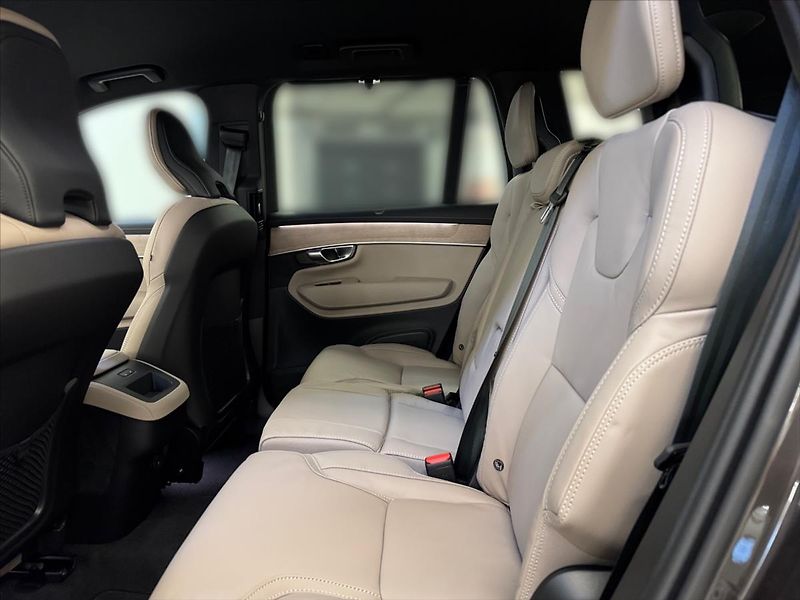 Volvo XC90 (2025) 2,0 B5 AWD Dark Plus 2132 - fotka 11 z 15