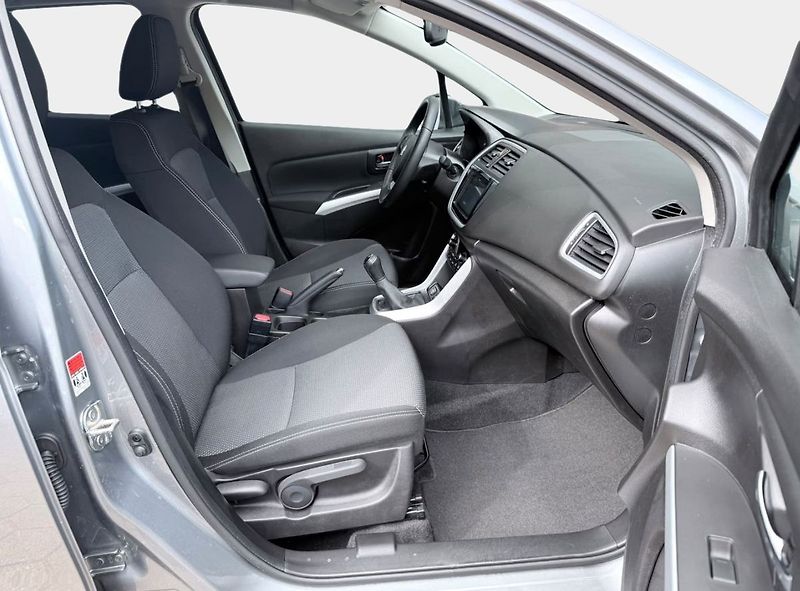 Suzuki SX4 S-Cross Comfort+ 4x4 Navigace /Xenony - fotka 18 z 23