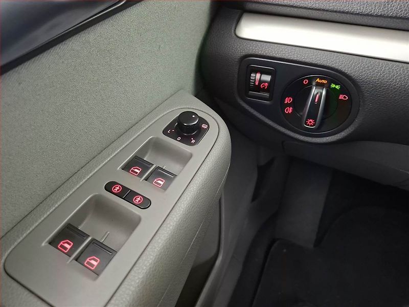 Seat Alhambra (2011) 2.0 TDI, Automat, 7 míst - fotka 17 z 18