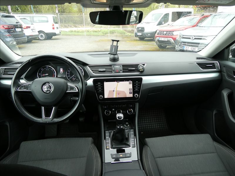 Škoda Superb 1,6 TDi 88kW DPH 2x kola - fotka 22 z 35