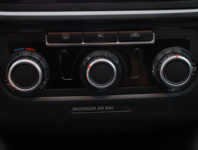 Volkswagen Golf 1,4 16V 59kW Klima Trendline - fotka 19 z 27