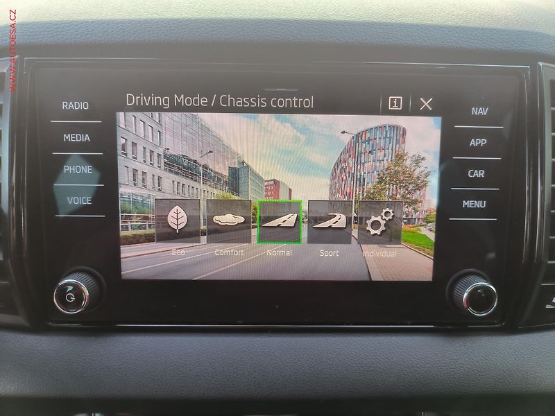 Škoda Karoq (2023) 1.5 TSI, 1.maj,ČR, SportLine - fotka 15 z 27