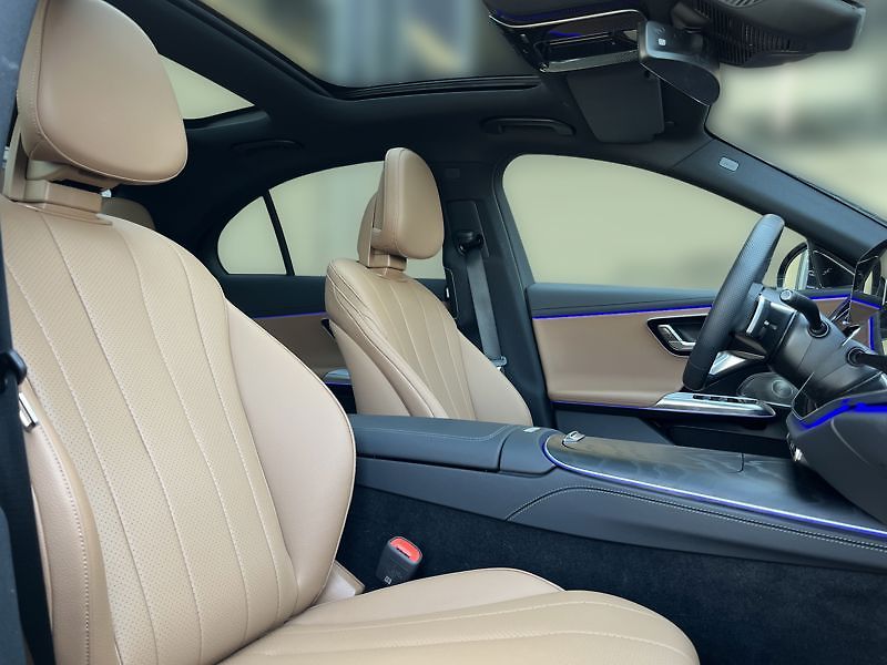 Mercedes-Benz Třídy E 220 d 4MATIC AMG Line Panorama - fotka 16 z 18