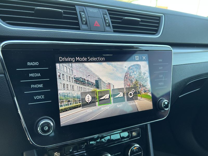 Škoda Superb 2.0TDi*110kw*DSG*Style - fotka 25 z 39